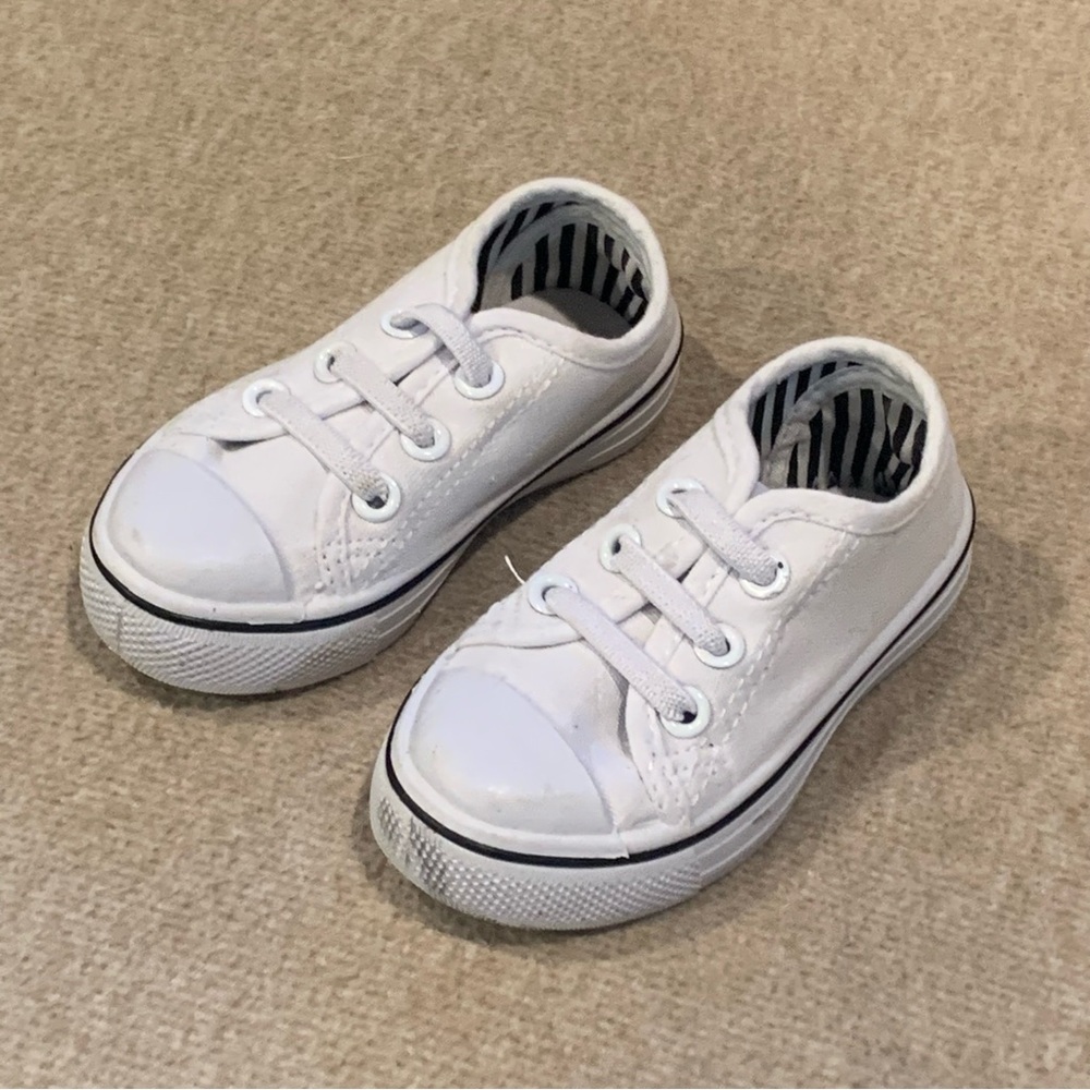 Toddler White Keds Converse or Vans Type Slip On Shoes NWOT
Unisex Boy or Girl